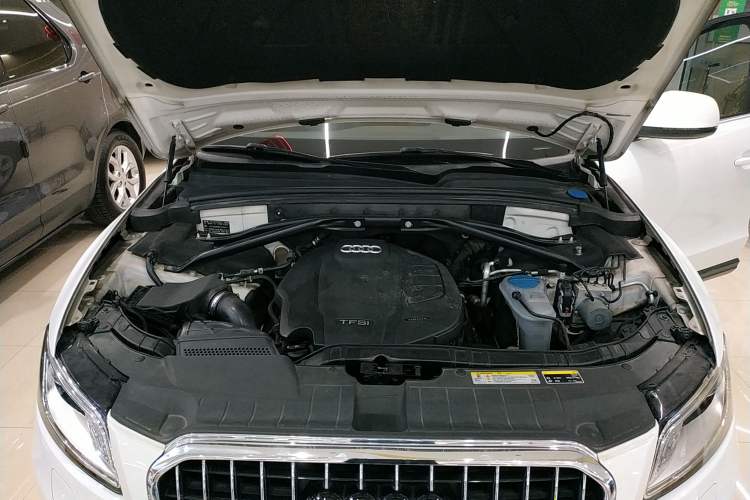 Used Audi Q5 2015 40 TFSI Comfort Model Engine Bay