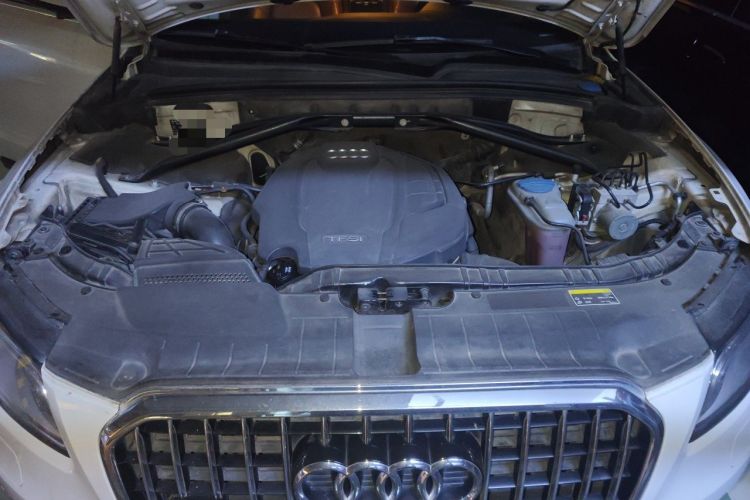 Used Audi Q5 2015 40 TFSI Comfort Model Engine Bay