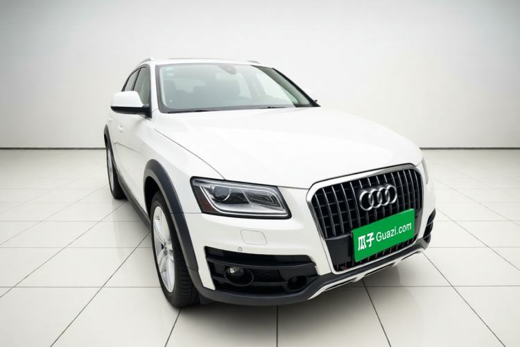 Used Audi Q5 2015 40 TFSI Luxury Model Front Right 45 Deg