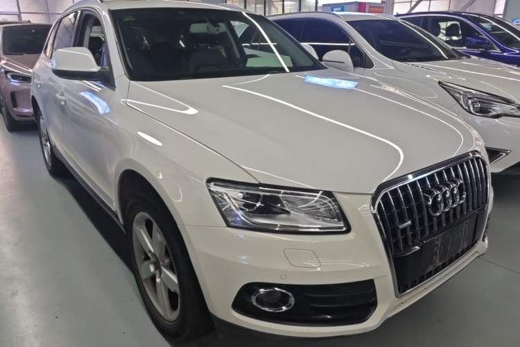 Used Audi Q5 2015 40 TFSI Technology Edition Front Right 45 Deg
