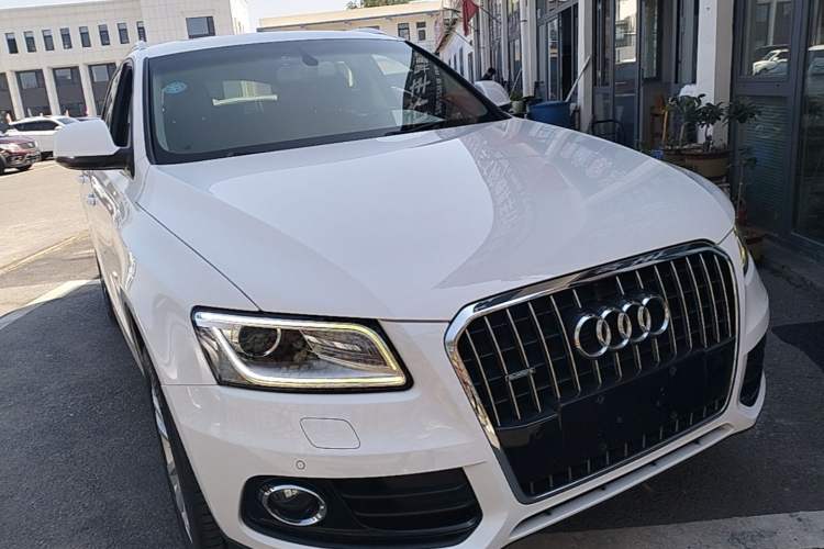 Used Audi Q5 2015 40 TFSI Technology Edition Front Right 45 Deg