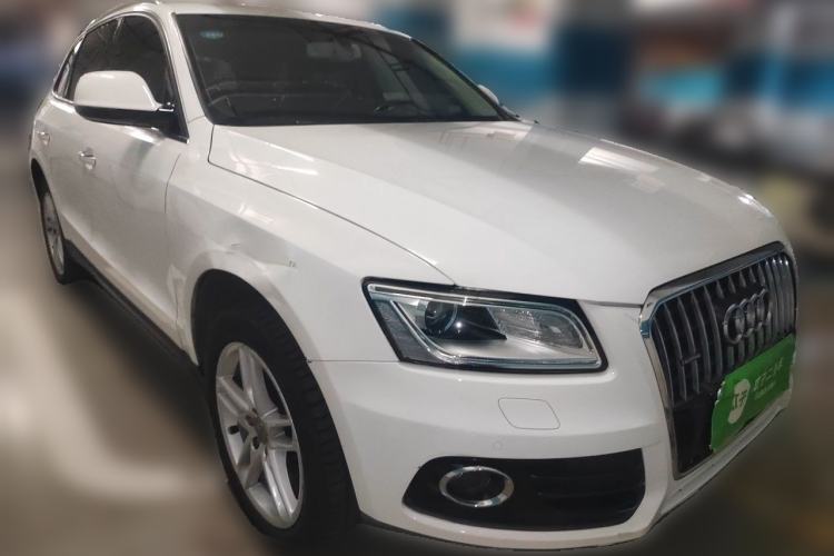 Used Audi Q5 2015 40 TFSI Comfort Model Front Right 45 Deg