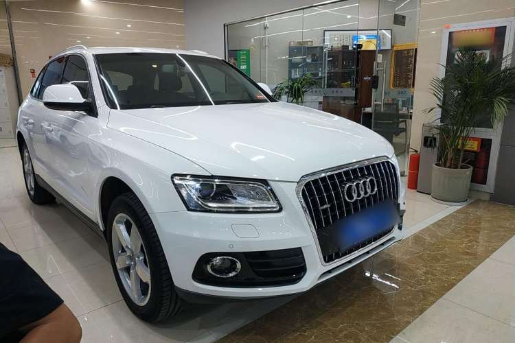 Used Audi Q5 2015 40 TFSI Comfort Model Front Right 45 Deg
