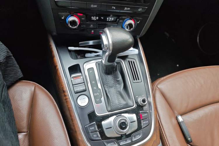 Used Audi Q5 2015 40 TFSI Comfort Model Gear Lever