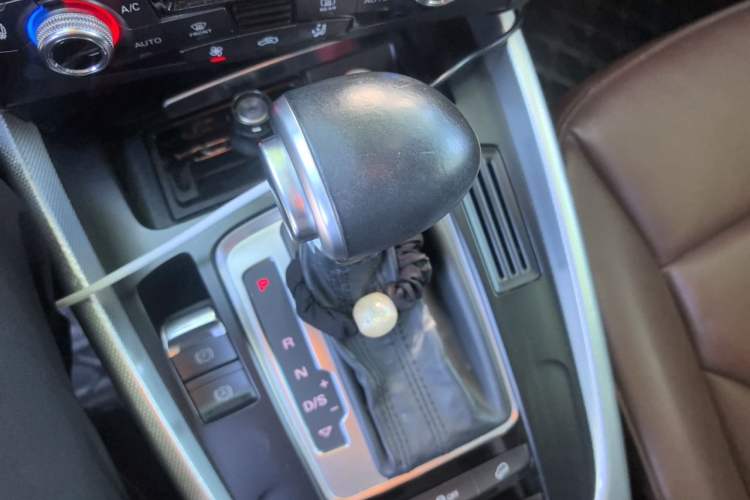 Used Audi Q5 2015 40 TFSI Technology Edition Gear Lever