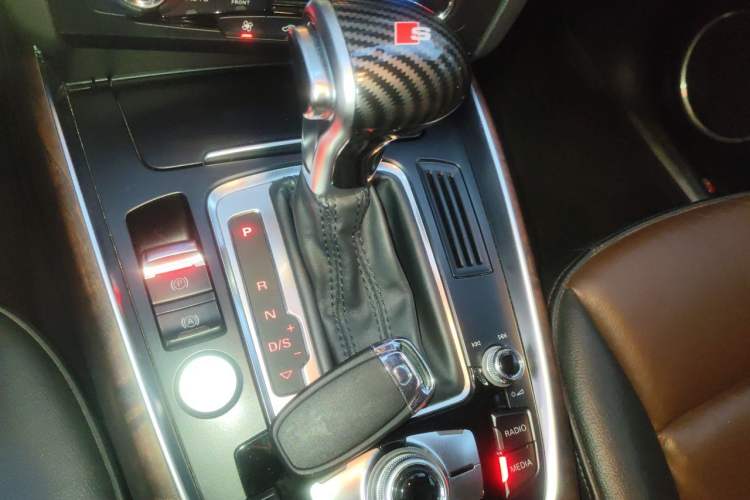 Used Audi Q5 2015 40 TFSI Comfort Model Gear Lever