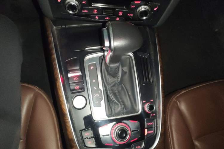 Used Audi Q5 2015 40 TFSI Comfort Model Gear Lever