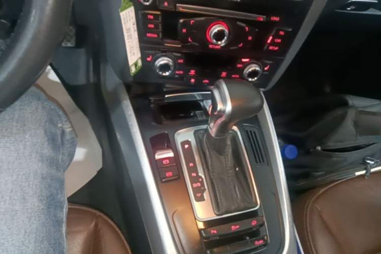 Used Audi Q5 2015 40 TFSI Technology Edition Gear Lever