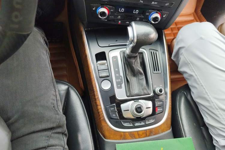 Used Audi Q5 2015 40 TFSI Comfort Model Gear Lever