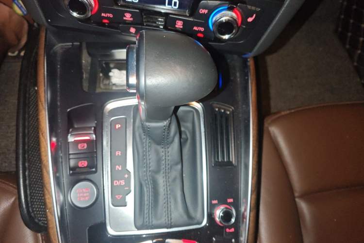 Used Audi Q5 2015 40 TFSI Comfort Model Gear Lever