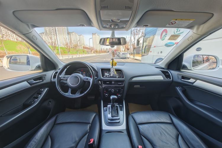Used Audi Q5 2015 40 TFSI Technology Edition Interior 2