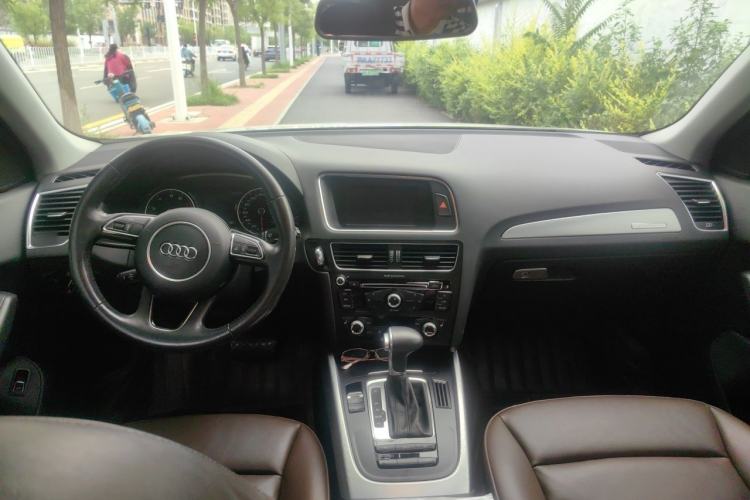 Used Audi Q5 2015 40 TFSI Technology Edition Interior 2