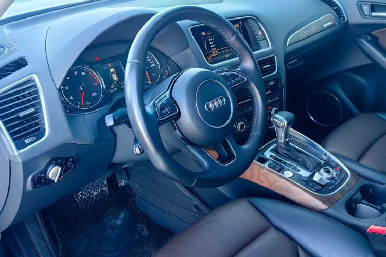 Used Audi Q5 2015 40 TFSI Comfort Model Interior 2