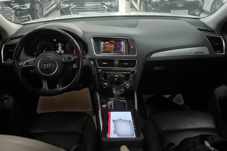Used Audi Q5 2015 40 TFSI Technology Edition Interior 2