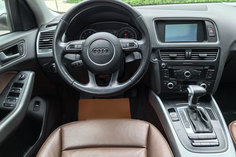 Used Audi Q5 2015 40 TFSI Technology Edition Interior 2
