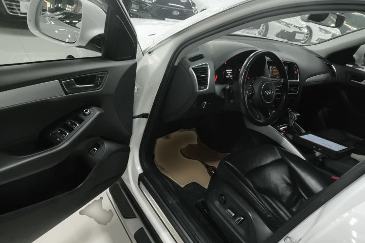 Used Audi Q5 2015 40 TFSI Technology Edition Interior 3