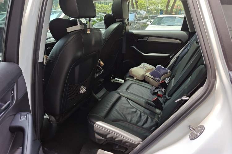 Used Audi Q5 2015 40 TFSI Technology Edition Interior 4