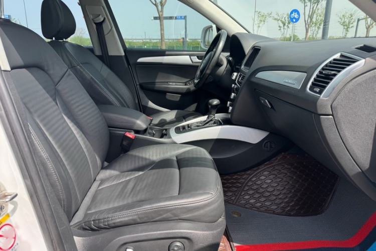 Used Audi Q5 2015 40 TFSI Technology Edition Interior 4
