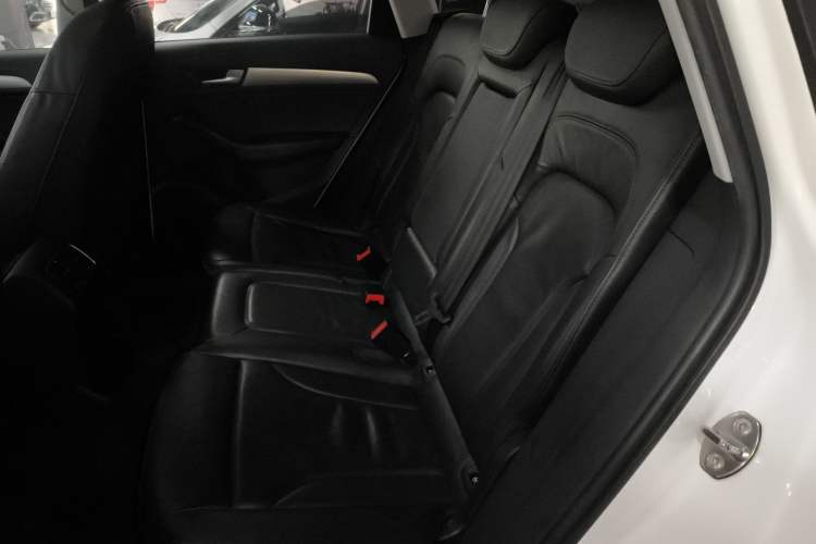 Used Audi Q5 2015 40 TFSI Technology Edition Interior 4