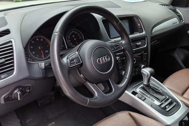 Used Audi Q5 2015 40 TFSI Technology Edition Interior 4
