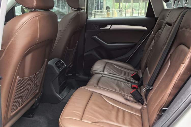 Used Audi Q5 2015 40 TFSI Technology Edition Interior 5