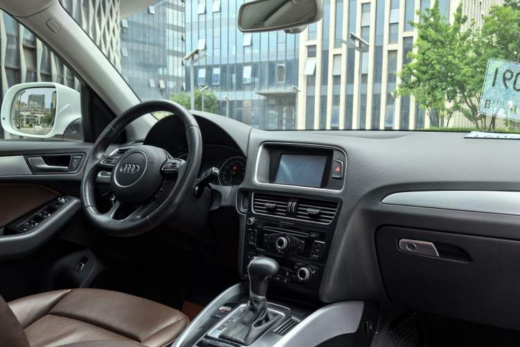 Used Audi Q5 2015 40 TFSI Technology Edition Interior 9