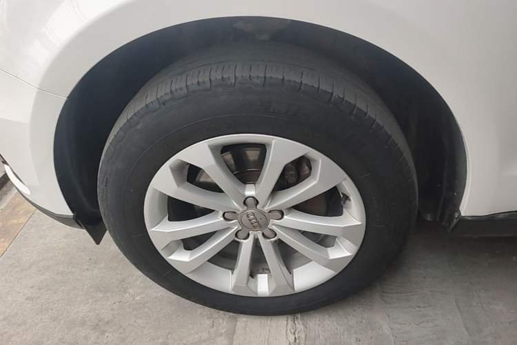 Used Audi Q5 2015 40 TFSI Technology Edition Left Front Wheel Hub