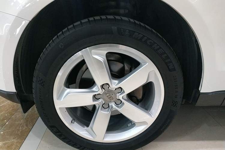 Used Audi Q5 2015 40 TFSI Comfort Model Left Front Wheel Hub