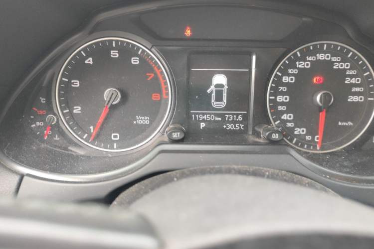 Used Audi Q5 2015 40 TFSI Technology Edition Odometer Close Up