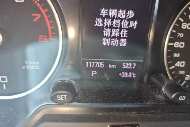 Used Audi Q5 2015 40 TFSI Luxury Model Odometer Close Up
