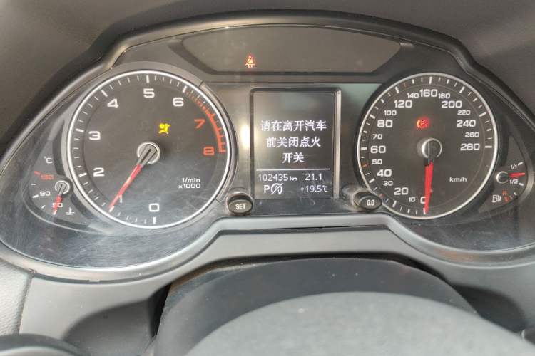 Used Audi Q5 2015 40 TFSI Trendy Edition Odometer Close Up