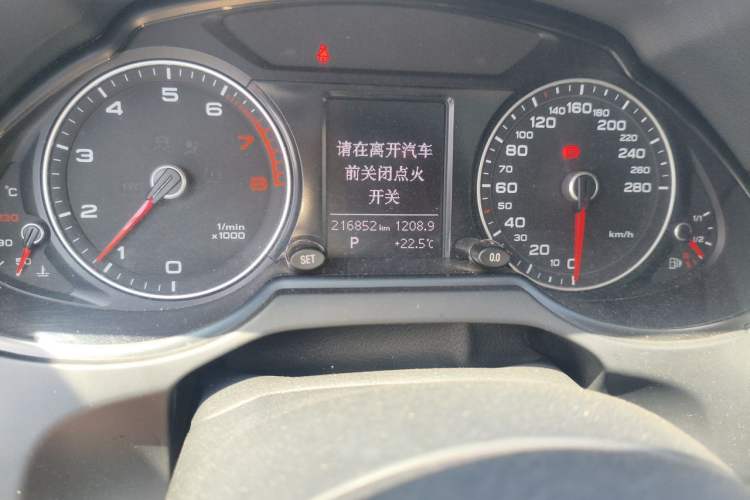 Used Audi Q5 2015 40 TFSI Trendy Edition Odometer Close Up