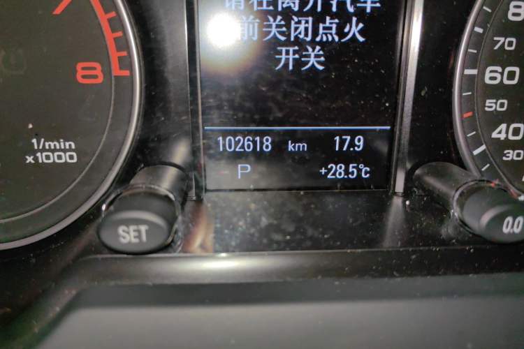 Used Audi Q5 2015 40 TFSI Comfort Model Odometer Close Up