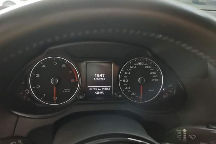 Used Audi Q5 2015 40 TFSI Technology Edition Odometer Close Up