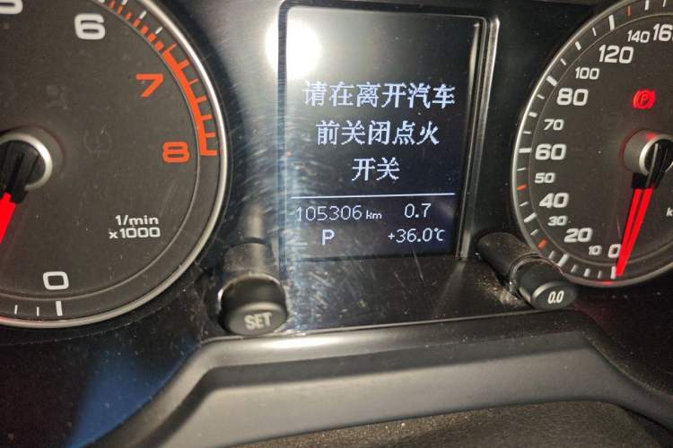Used Audi Q5 2015 40 TFSI Trendy Edition Odometer Close Up