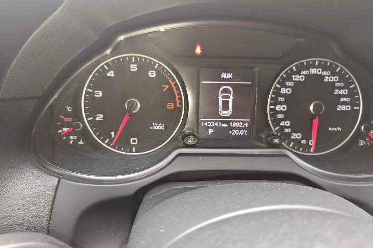 Used Audi Q5 2015 40 TFSI Technology Edition Odometer Close Up