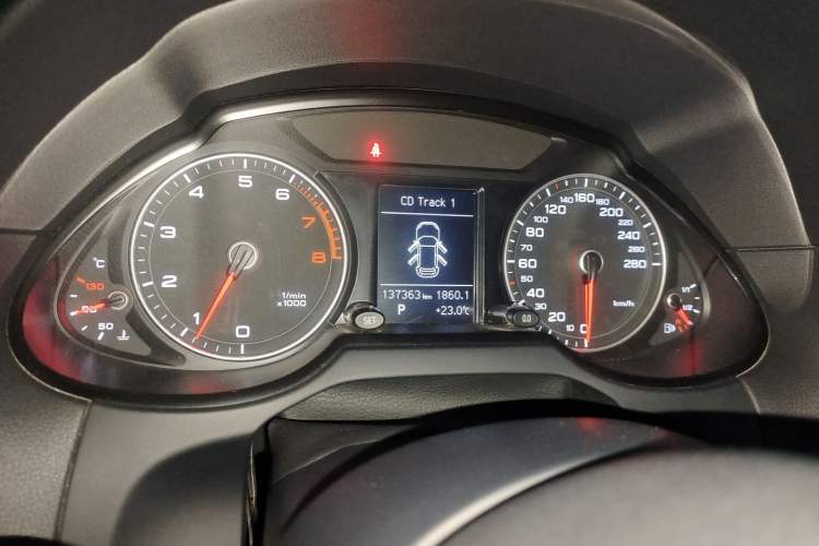 Used Audi Q5 2015 40 TFSI Trendy Edition Odometer Close Up