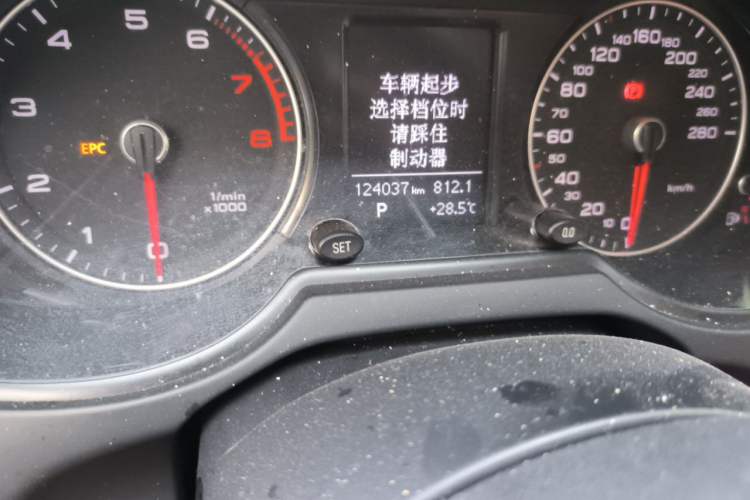 Used Audi Q5 2015 40 TFSI Trendy Edition Odometer Close Up