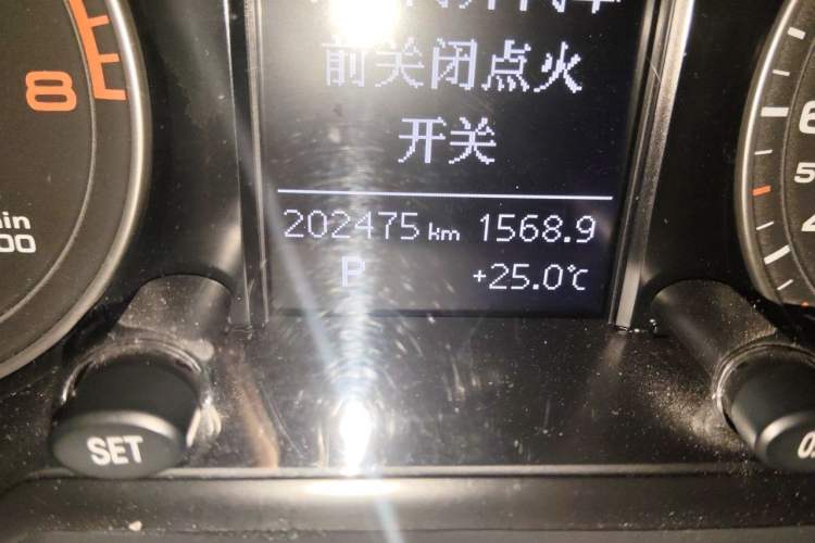 Used Audi Q5 2015 40 TFSI Technology Edition Odometer Close Up