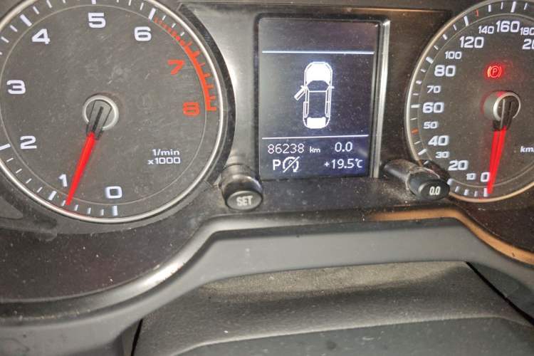 Used Audi Q5 2015 40 TFSI Technology Edition Odometer Close Up