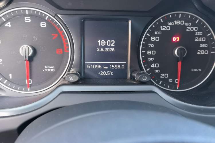 Used Audi Q5 2015 40 TFSI Trendy Edition Odometer Close Up