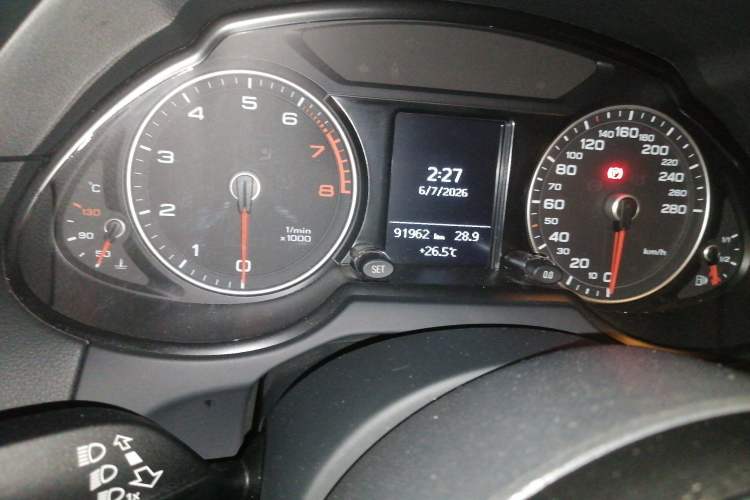 Used Audi Q5 2015 40 TFSI Trendy Edition Odometer Close Up