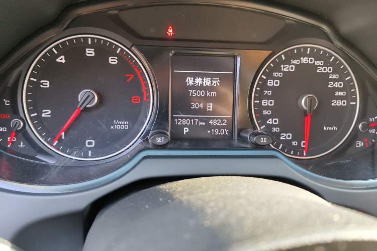 Used Audi Q5 2015 40 TFSI Technology Edition Odometer Close Up
