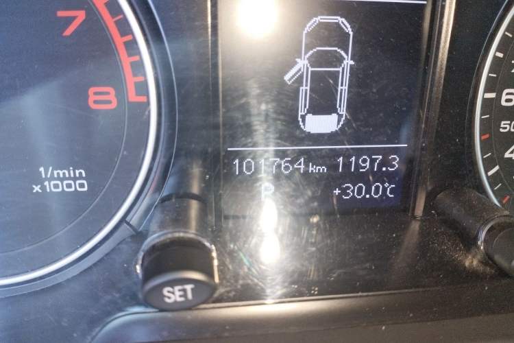 Used Audi Q5 2015 40 TFSI Technology Edition Odometer Close Up