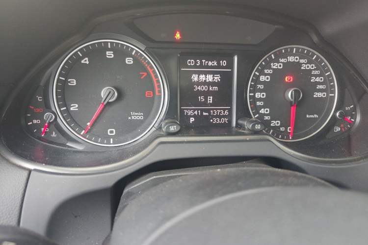Used Audi Q5 2015 40 TFSI Technology Edition Odometer Close Up