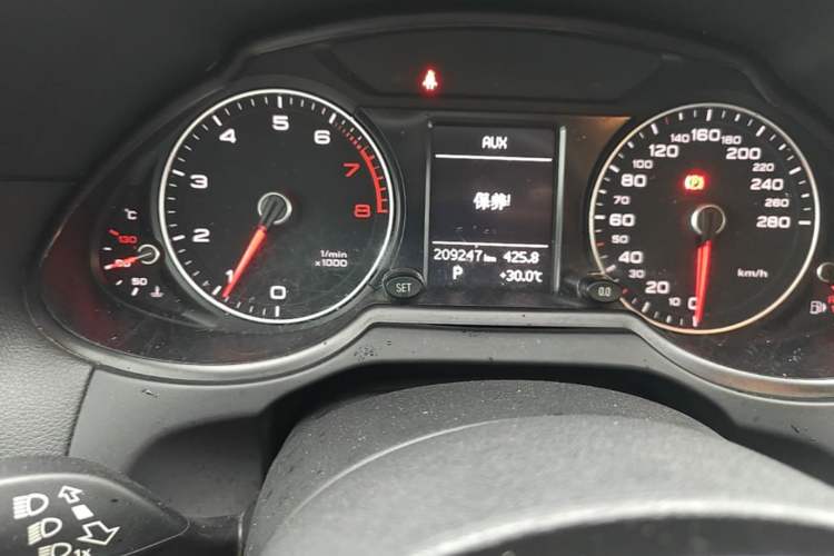 Used Audi Q5 2015 40 TFSI Trendy Edition Odometer Close Up