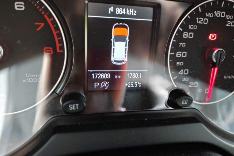 Used Audi Q5 2015 40 TFSI Comfort Model Odometer Close Up
