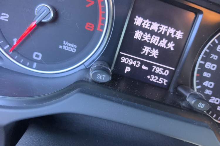 Used Audi Q5 2015 40 TFSI Technology Edition Odometer Close Up