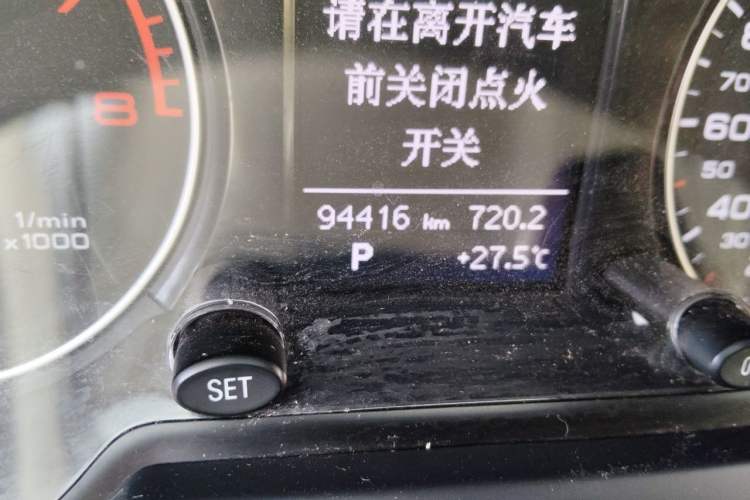 Used Audi Q5 2015 40 TFSI Technology Edition Odometer Close Up