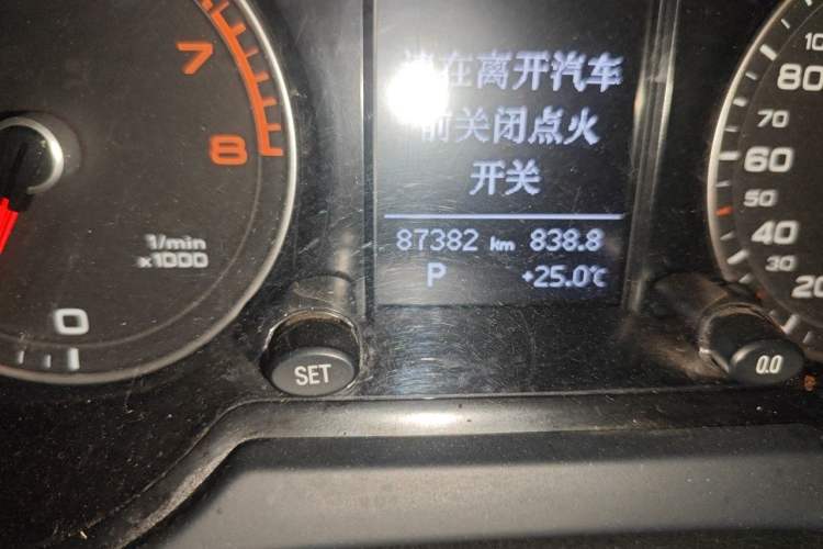 Used Audi Q5 2015 40 TFSI Trendy Edition Odometer Close Up